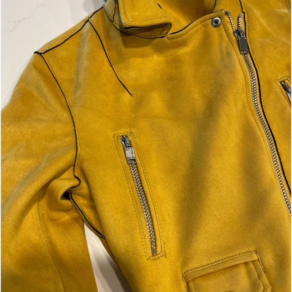 Mustard color jacket that is hip. Designed by Zara Basic Outerwear size small. - Picture 5 of 9